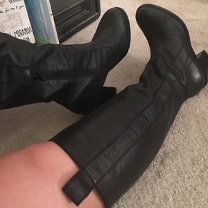 Arturo Chiang Black leather boots